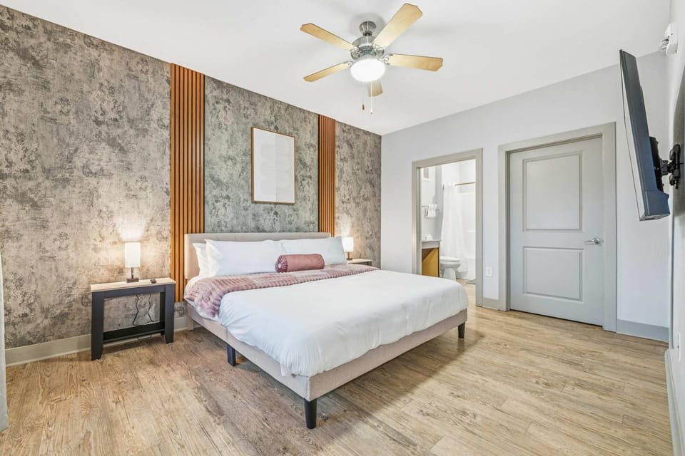 March Madness Stay Modern 2BR Free Parking Walk to Lucas Oil Apartment in Indianapolis