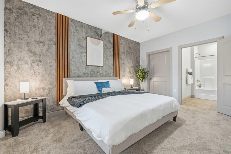 March Madness Downtown Indy 2BR Free Parking Walk to Lucas Oil Apartment in Indianapolis