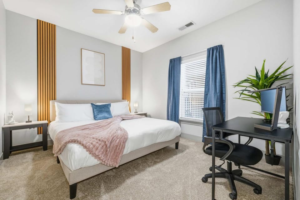 March Madness Downtown Indy 2BR Free Parking Walk to Lucas Oil Apartment in Indianapolis