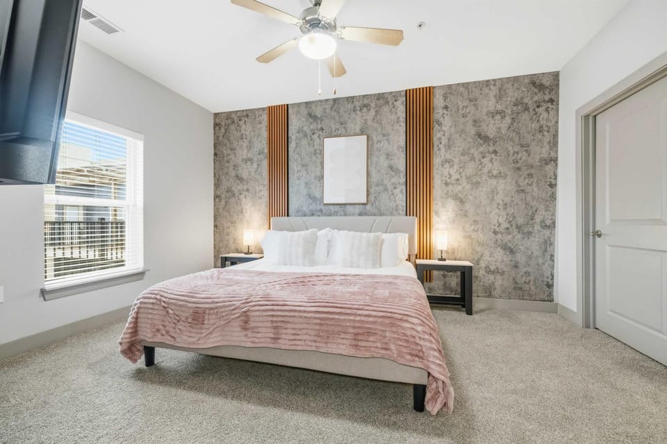 Modern Downtown Indy 2BR Free Parking Walk to Lucas Oil & March Madness Apartment in Indianapolis