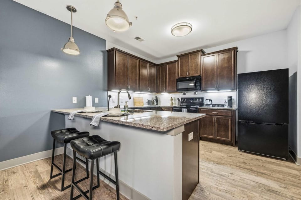 Modern Downtown Indy 2BR Free Parking Walk to Lucas Oil & March Madness Apartment in Indianapolis