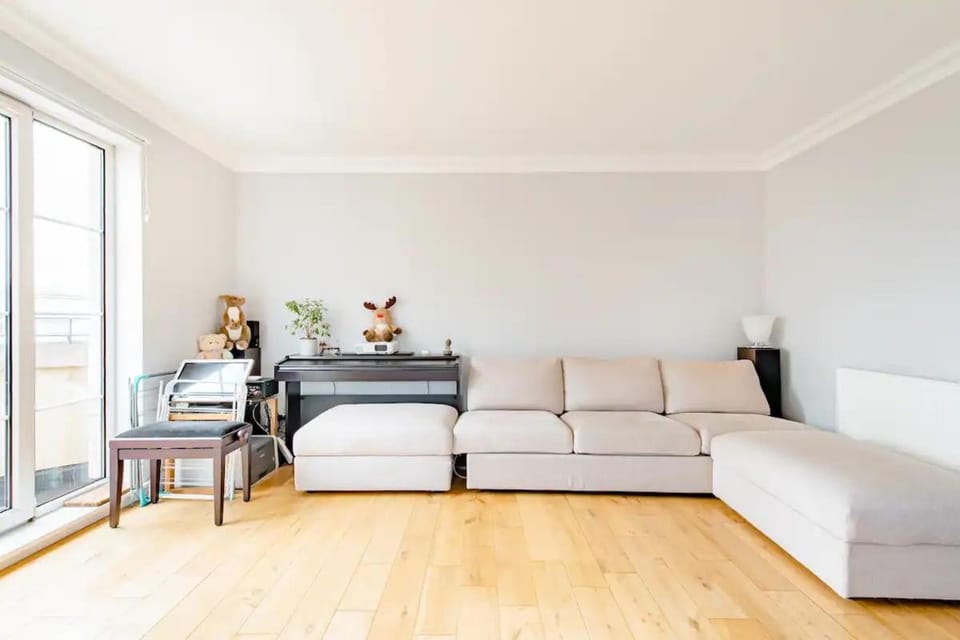 Double room with private bathroom n parking direct connection to airport train station Vacation rental in Edinburgh