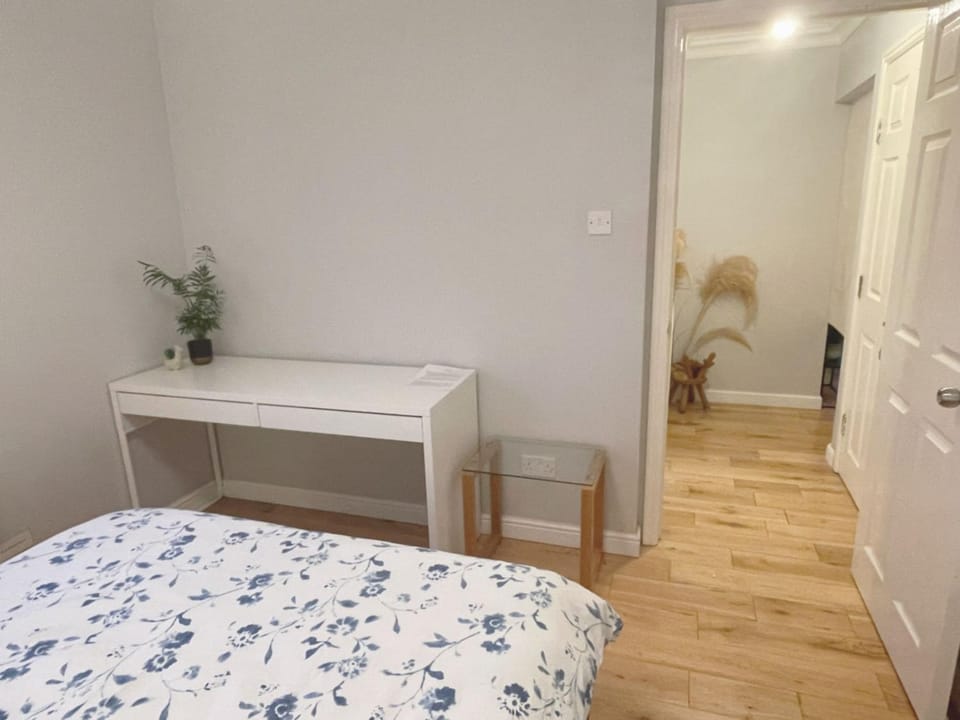 Double room with private bathroom n parking direct connection to airport train station Vacation rental in Edinburgh