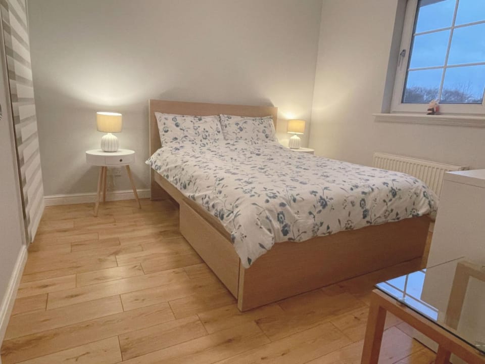 Double room with private bathroom n parking direct connection to airport train station Vacation rental in Edinburgh