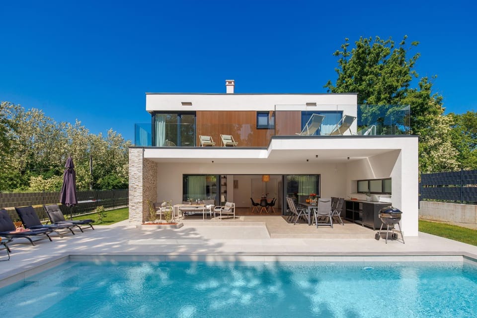 Property building, Day, Summer, BBQ facilities, Balcony/Terrace, Garden view, Pool view, Swimming pool