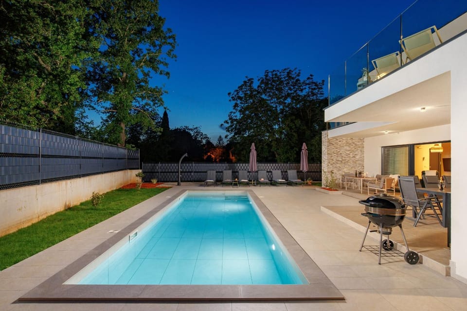 Property building, Night, BBQ facilities, Garden, Balcony/Terrace, Pool view, Swimming pool, sunbed