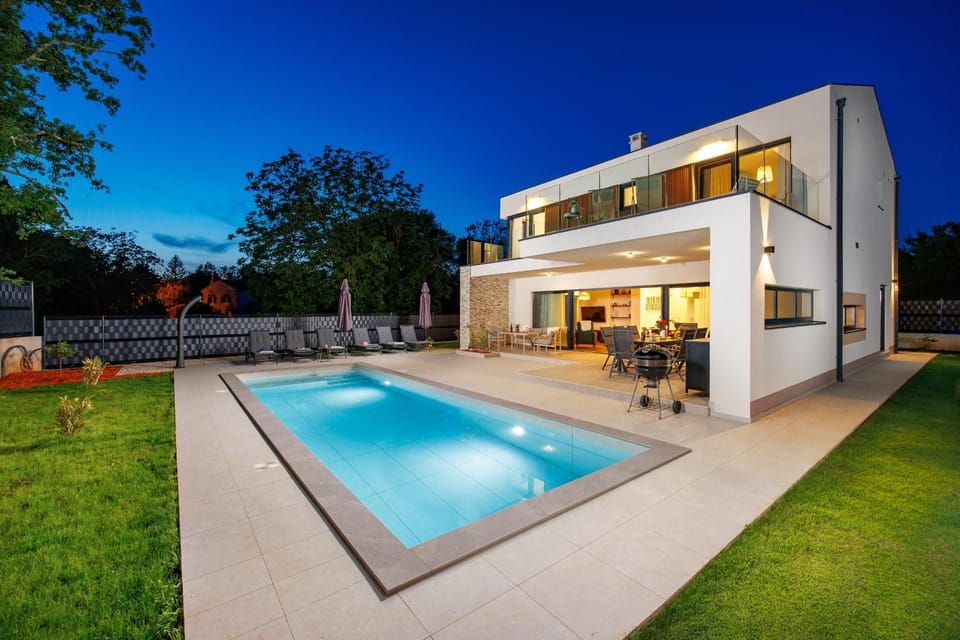 Property building, BBQ facilities, Balcony/Terrace, Garden view, Pool view, Swimming pool