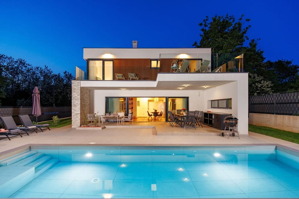 Property building, Patio, Night, Summer, BBQ facilities, Garden, Balcony/Terrace, Garden view, Pool view, Swimming pool, sunbed