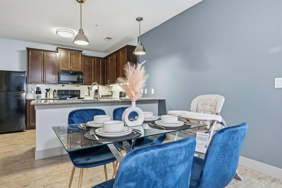 Modern Indy 2BR Free Parking Pool Walk to Lucas Oil & March Madness Apartment in Indianapolis
