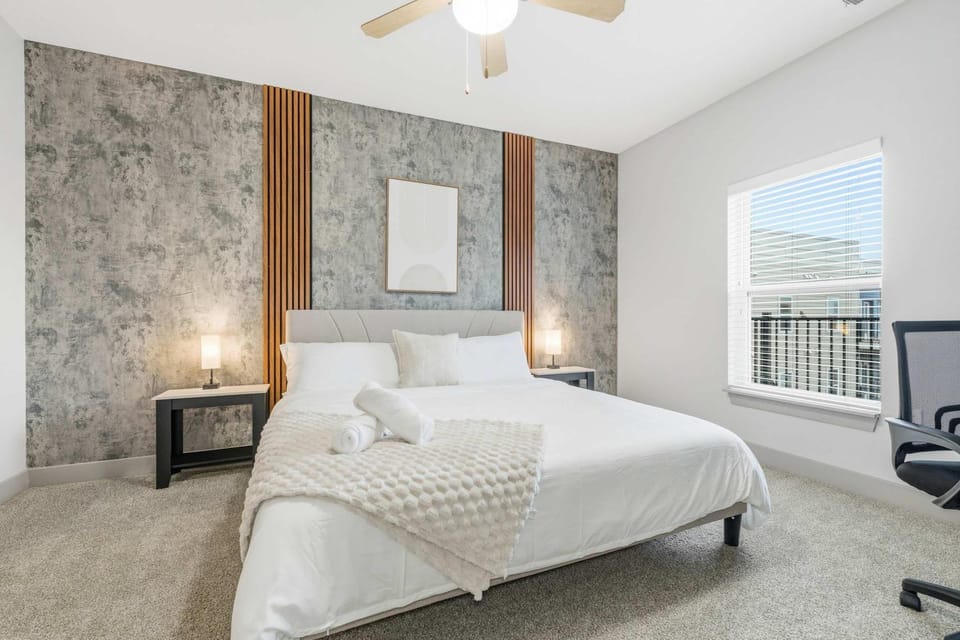 Modern Indy 2BR Free Parking Pool Walk to Lucas Oil & March Madness Apartment in Indianapolis