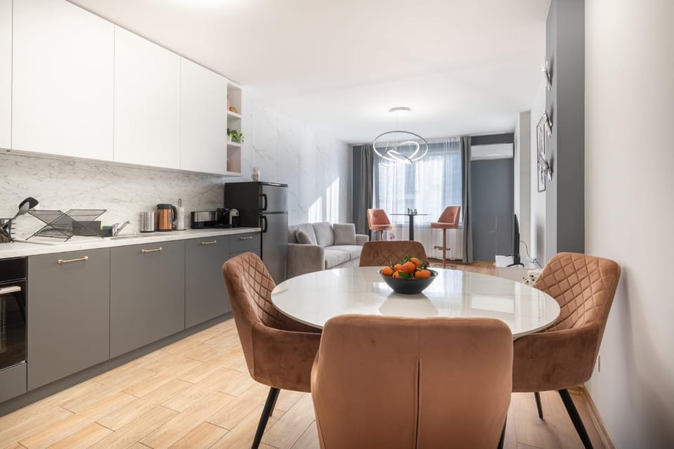 Coffee/tea facilities, Kitchen or kitchenette, Living room, Seating area, Dining area, stove