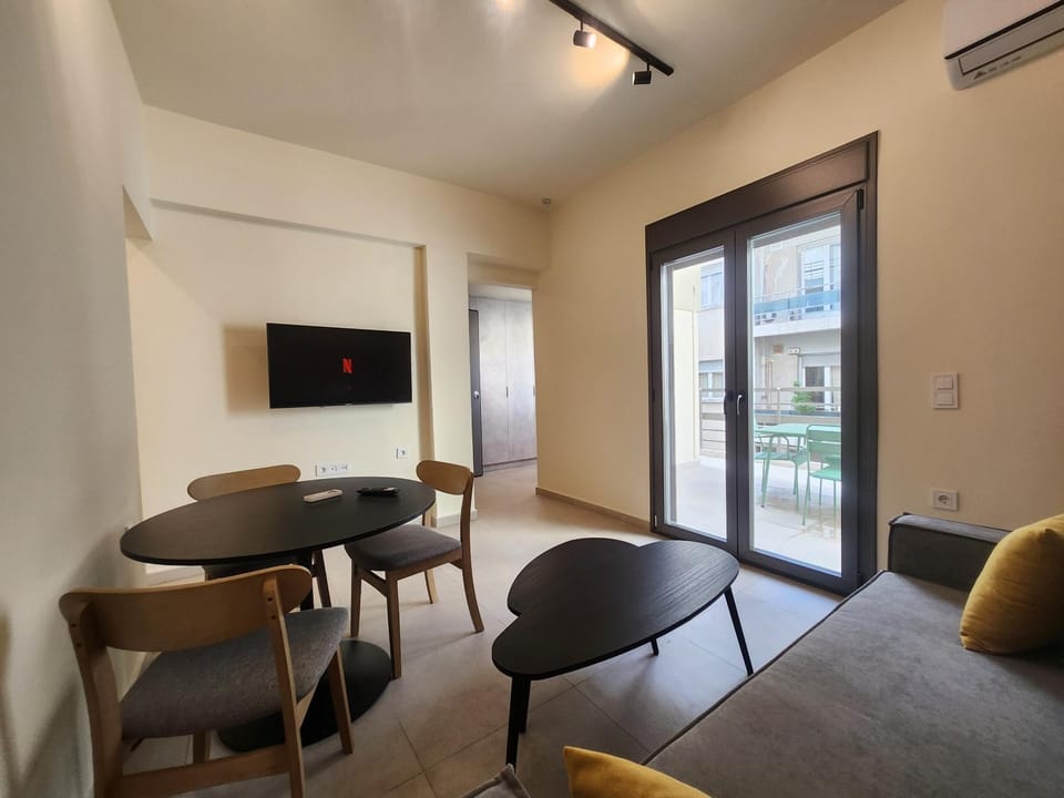 TV and multimedia, Living room, Seating area, Dining area