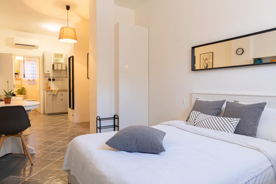 Bed, Living room, Photo of the whole room, Seating area, Bedroom, air conditioner