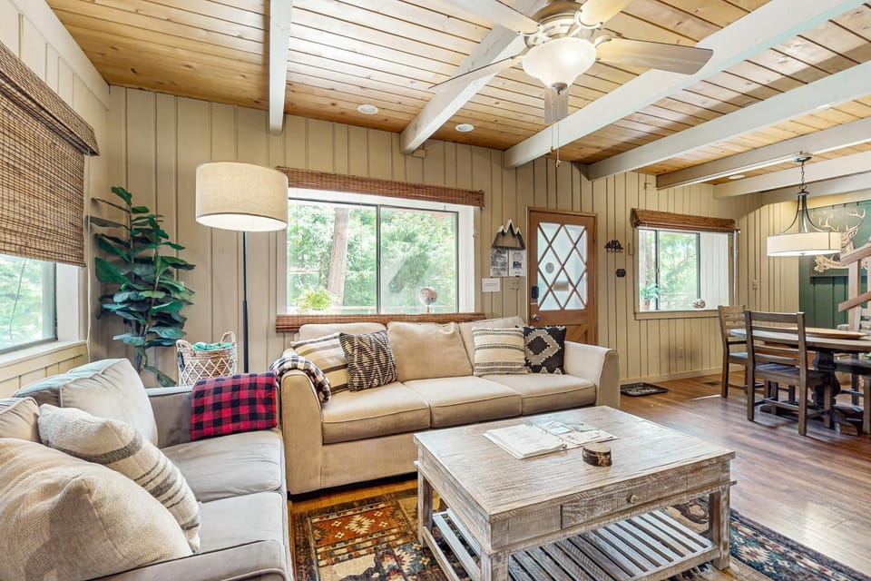 Acorn Lodge House in Idyllwild-Pine Cove