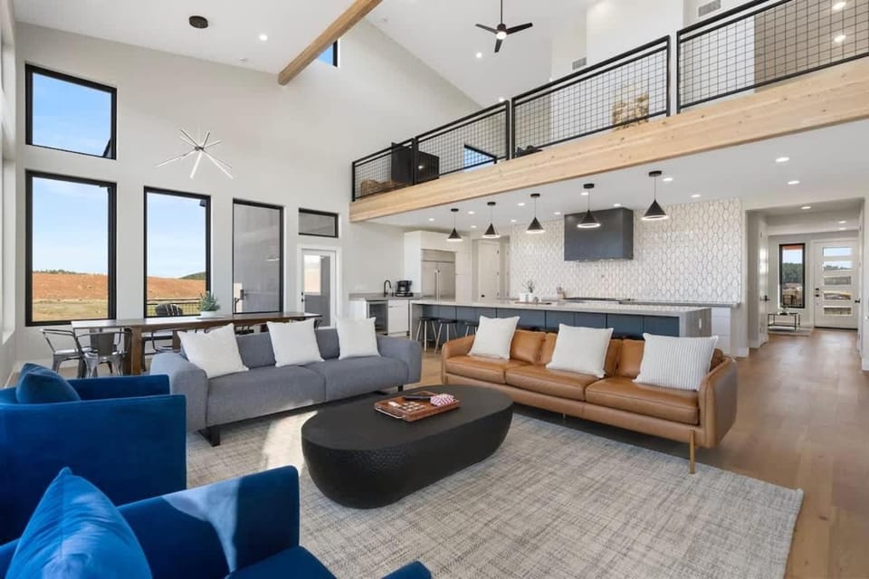 The Bluebird Flagstaff Jacuzzi Sleeps 26 House in Arizona
