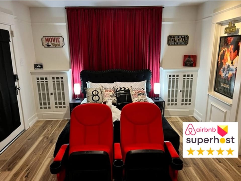 Movie Night 100 inch Screen, Walk to Bars and Restaurant Apartment in Reno