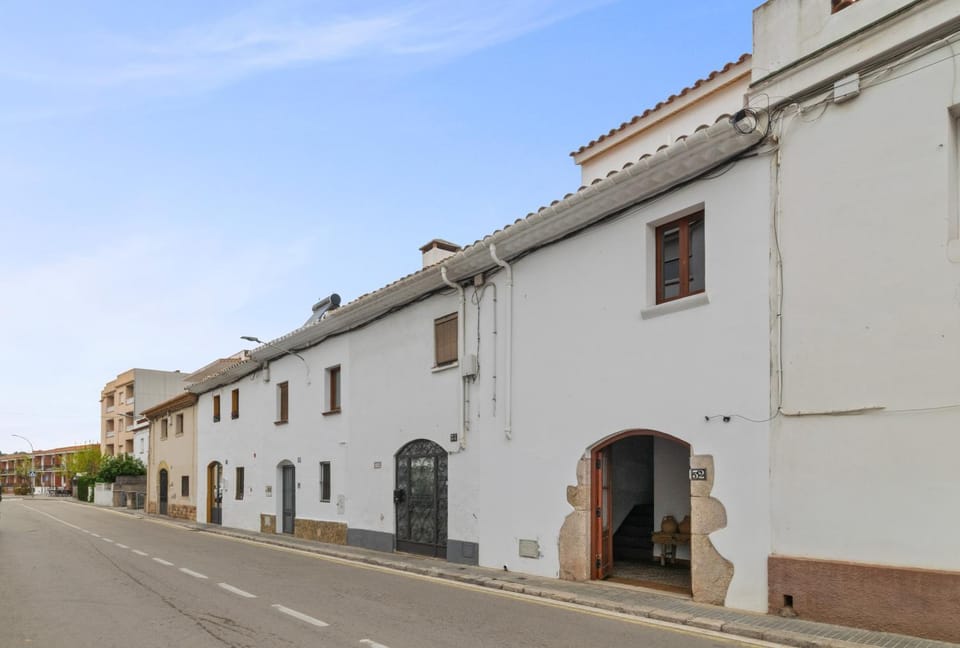 Casa con patio, piedra y luz natural House in Garraf