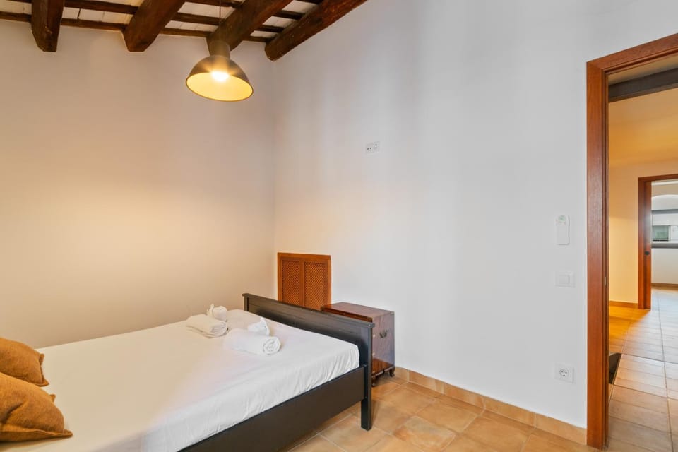 Casa con patio, piedra y luz natural House in Garraf