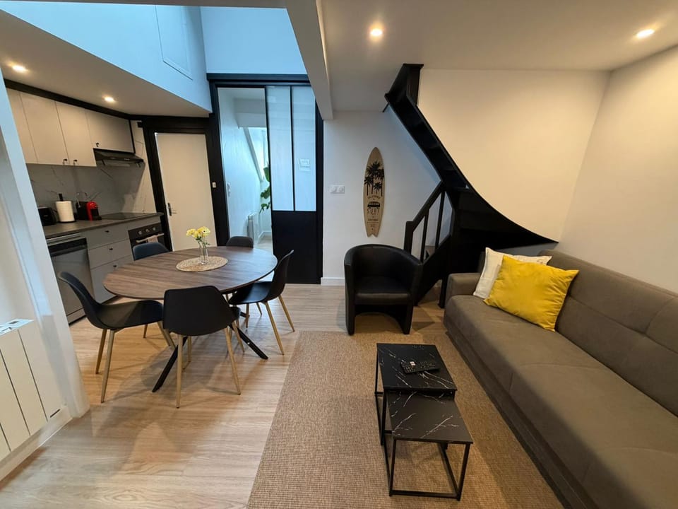 Seating area, Dining area
