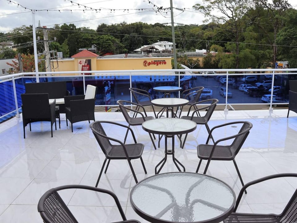 Restaurant/places to eat, Balcony/Terrace