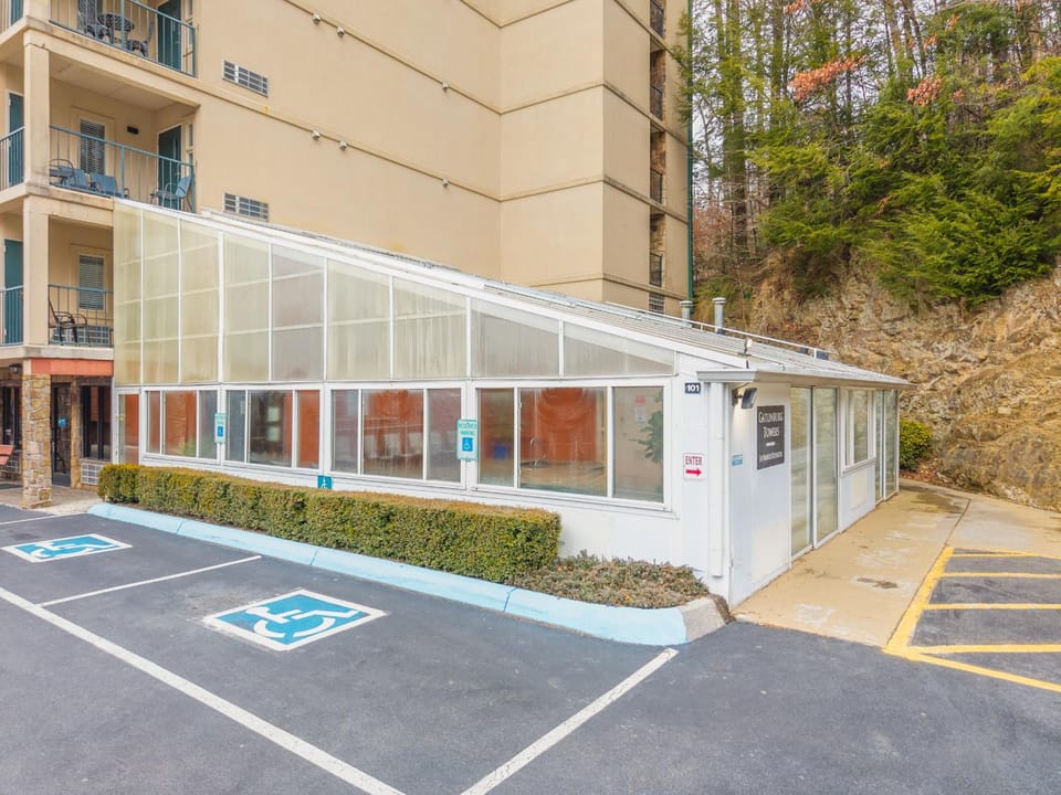 Beautiful Cozy Condo within walking distance to downtown Gatlinburg Apartment in Gatlinburg