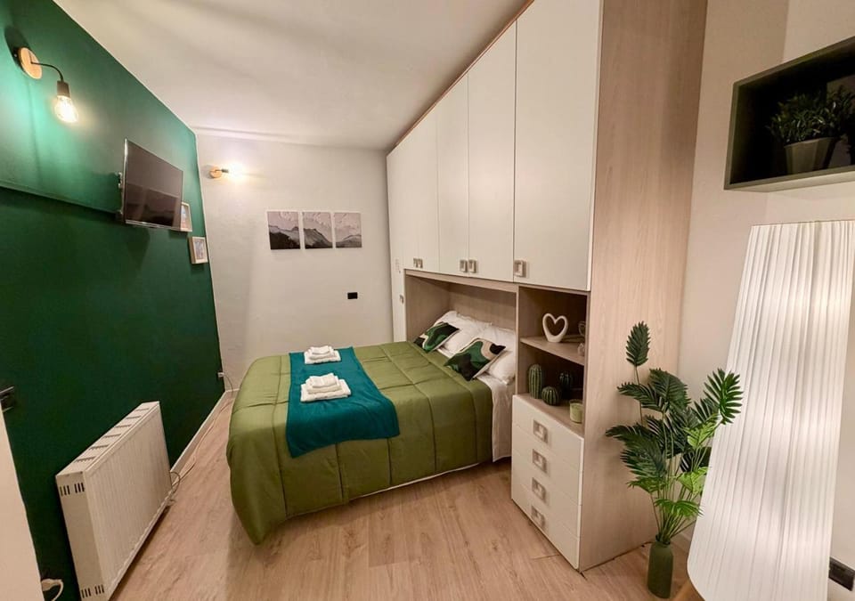 Bed, TV and multimedia, Photo of the whole room, Bedroom, towels, wardrobe