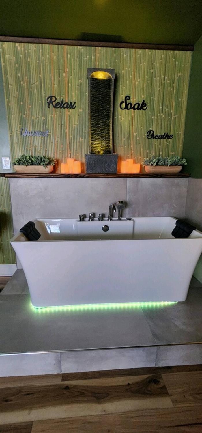 Zen Retreat-Jacuzzi, kitchenette, Walk to fun Apartment in Reno