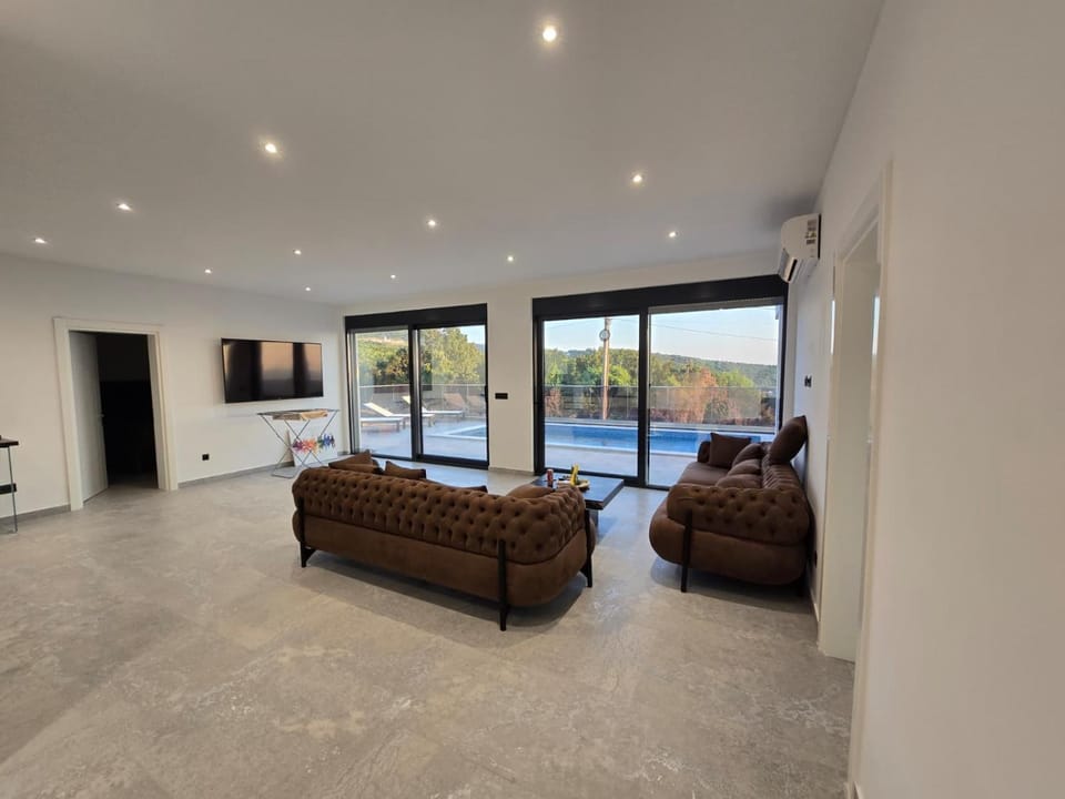 Communal lounge/ TV room, TV and multimedia, Living room