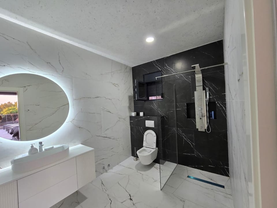 Shower, Toilet, Bathroom, towels