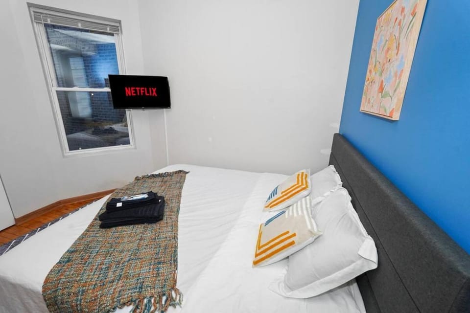 King Bed 6BR Chicago with Pool Table Sleeps 16 Near Humboldt Park Apartment in Chicago