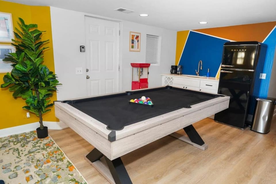 King Bed 6BR Chicago with Pool Table Sleeps 16 Near Humboldt Park Apartment in Chicago
