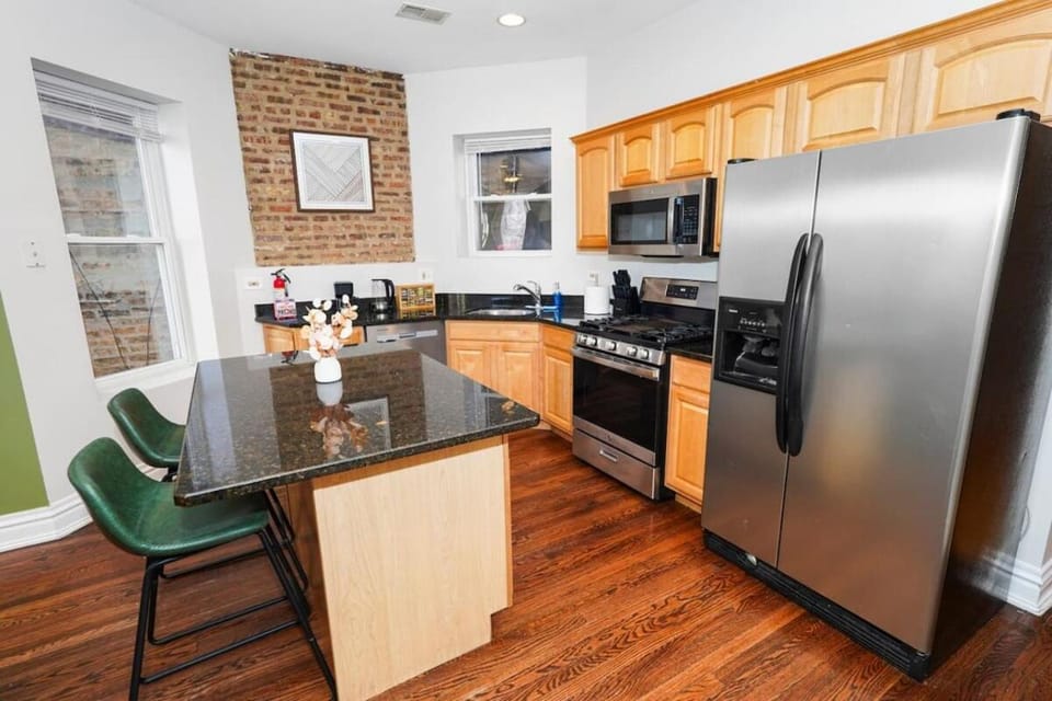 King Bed 6BR Chicago with Pool Table Sleeps 16 Near Humboldt Park Apartment in Chicago