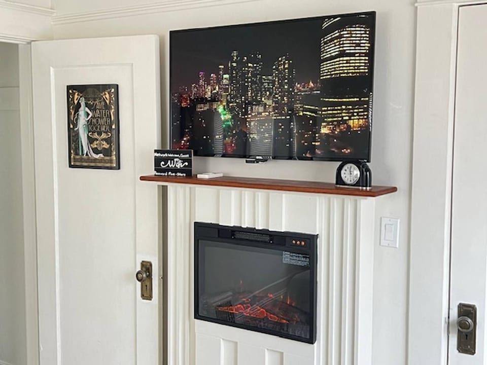 Deco Studio Retreat with Fireplace, WiFi, Queen Bed Apartment in Reno