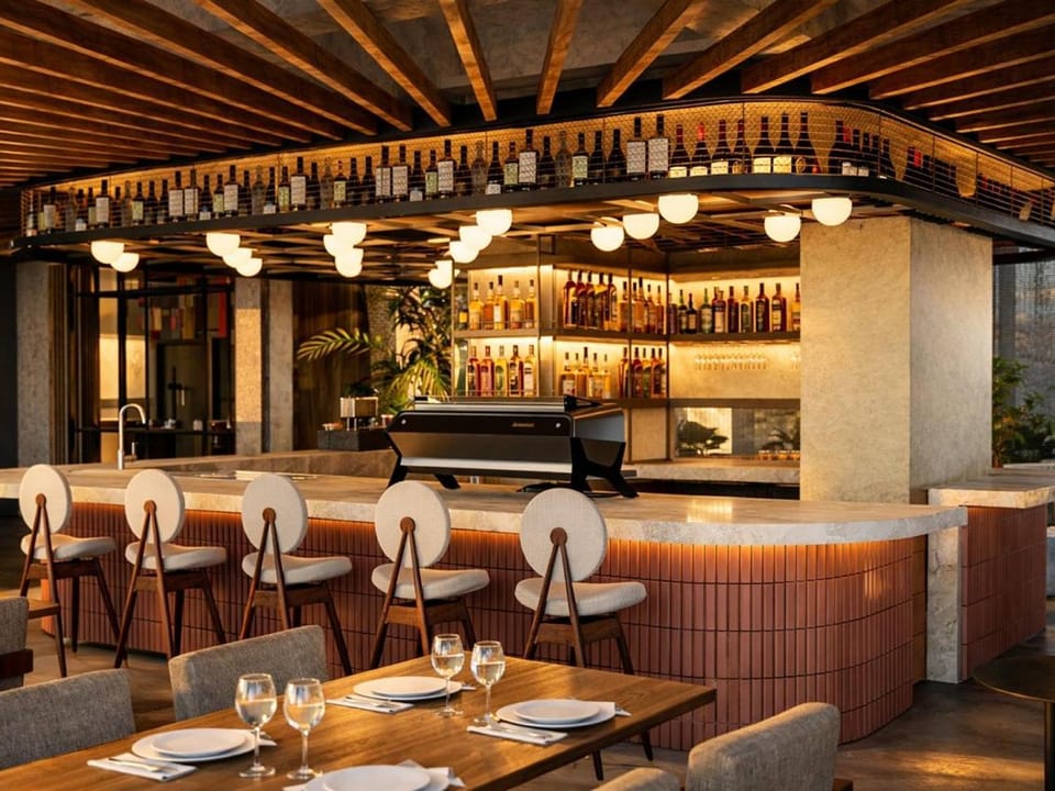 Restaurant/places to eat, Lounge or bar