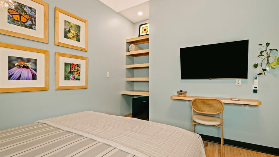 Bed, TV and multimedia, Photo of the whole room, Bedroom