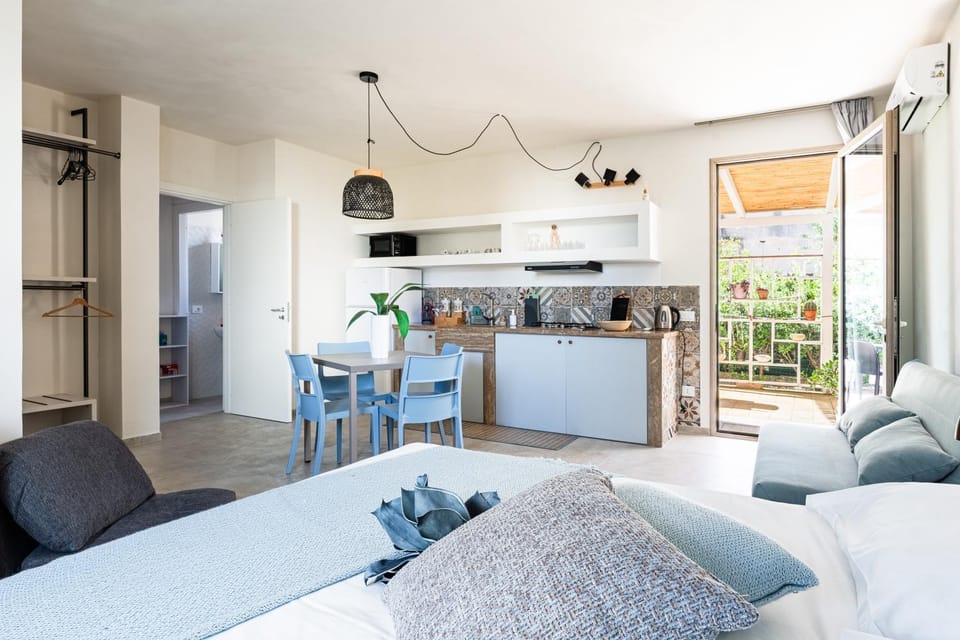 Bed, Kitchen or kitchenette, Living room, Seating area, Dining area, Bedroom, stove