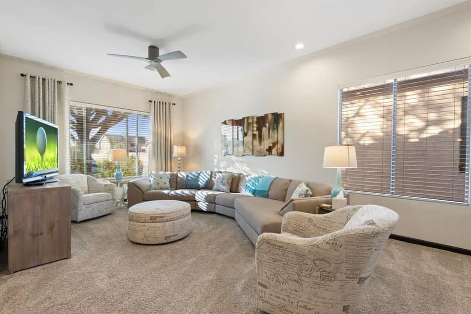 Modern 4-BR Home Heated Pool Jacuzzi Grill House in Mesa