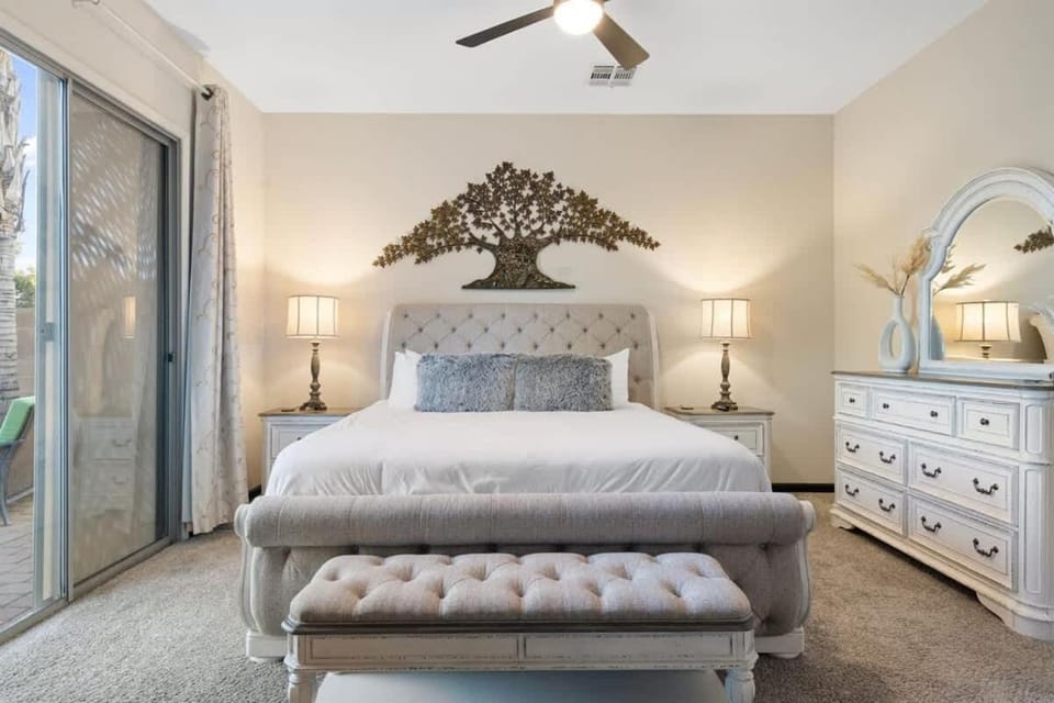 Modern 4-BR Home Heated Pool Jacuzzi Grill House in Mesa