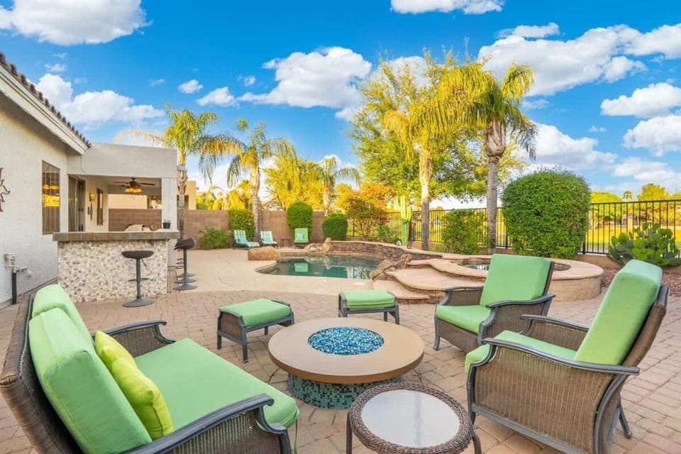 Modern 4-BR Home Heated Pool Jacuzzi Grill House in Mesa