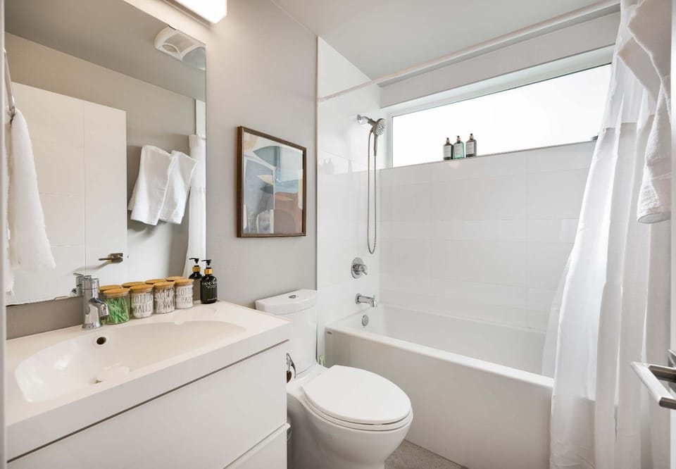 Eco-Friendly 3BR Retreat w UW & Hospital House in Seattle