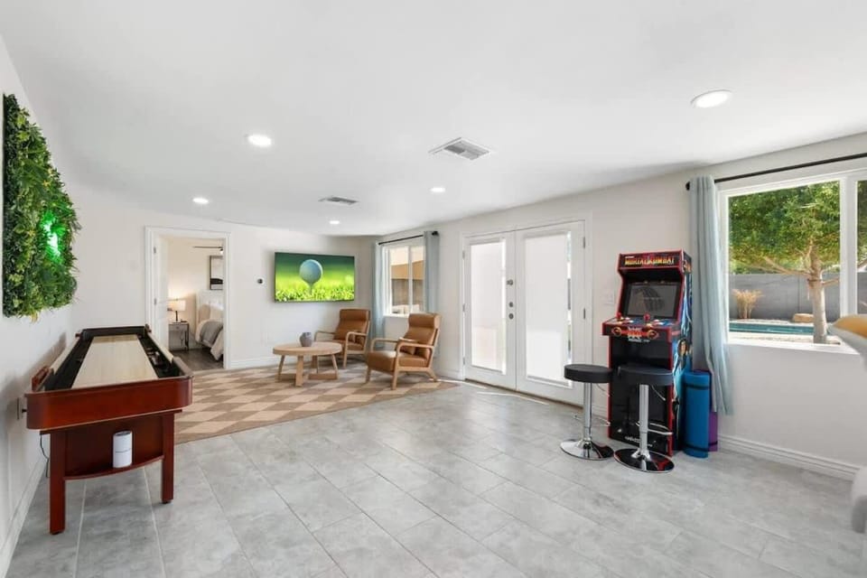 5BR Heated Pool BBQ and Covered Patio - DT Phx House in Phoenix