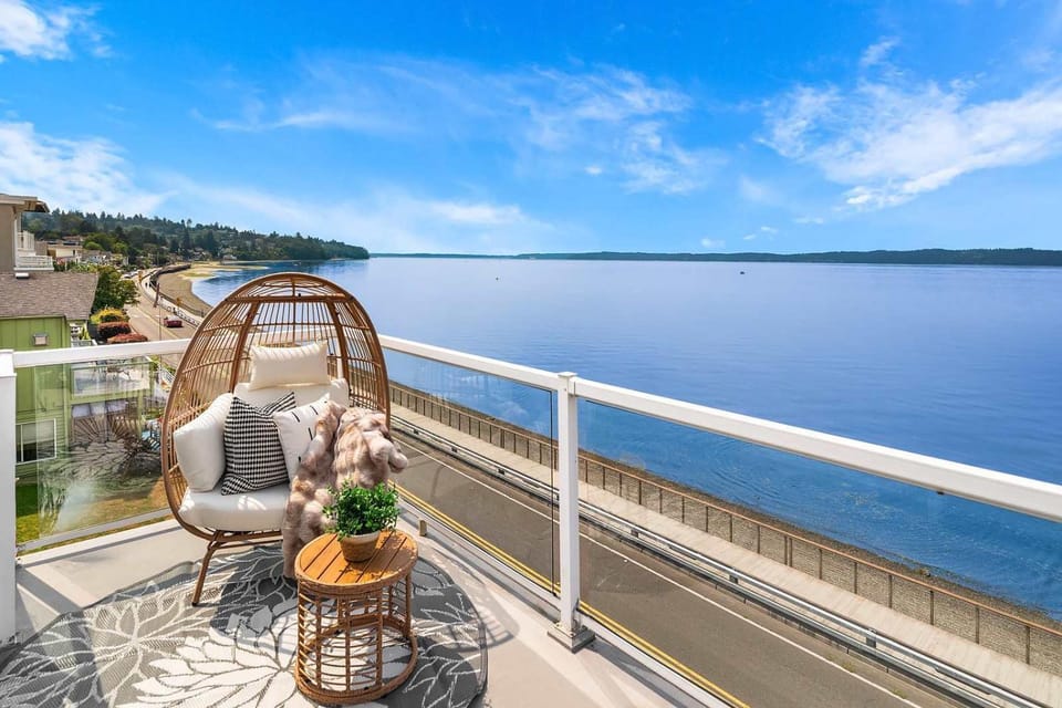 Water View Retreat w Near Beach Park & City House in Des Moines