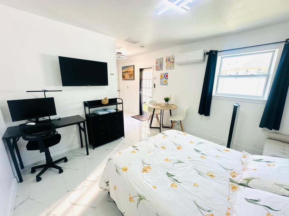 Cozy Private Studio with Hot Tub and Workspace Near Gulf Beaches Apartment in Seminole