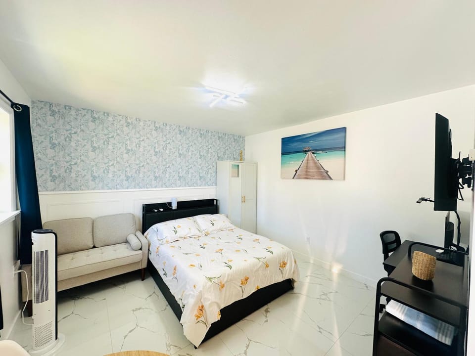 Cozy Private Studio with Hot Tub and Workspace Near Gulf Beaches Apartment in Seminole