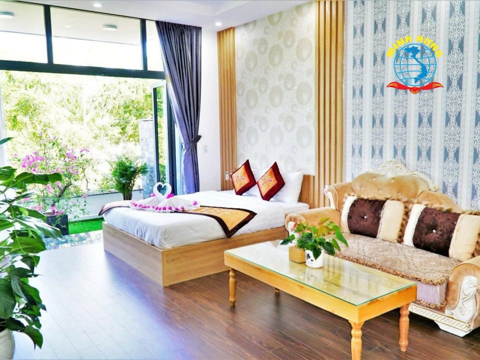 Bed, Living room, Photo of the whole room, Seating area, Bedroom