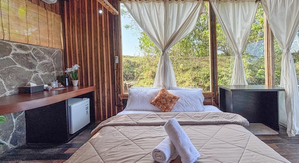 Bed, Natural landscape, View (from property/room), Balcony/Terrace, Photo of the whole room, towels