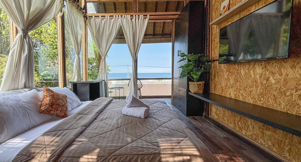 Bed, Natural landscape, TV and multimedia, View (from property/room), Balcony/Terrace, Photo of the whole room, Beach, Evening entertainment, Bedroom, Sea view, towels