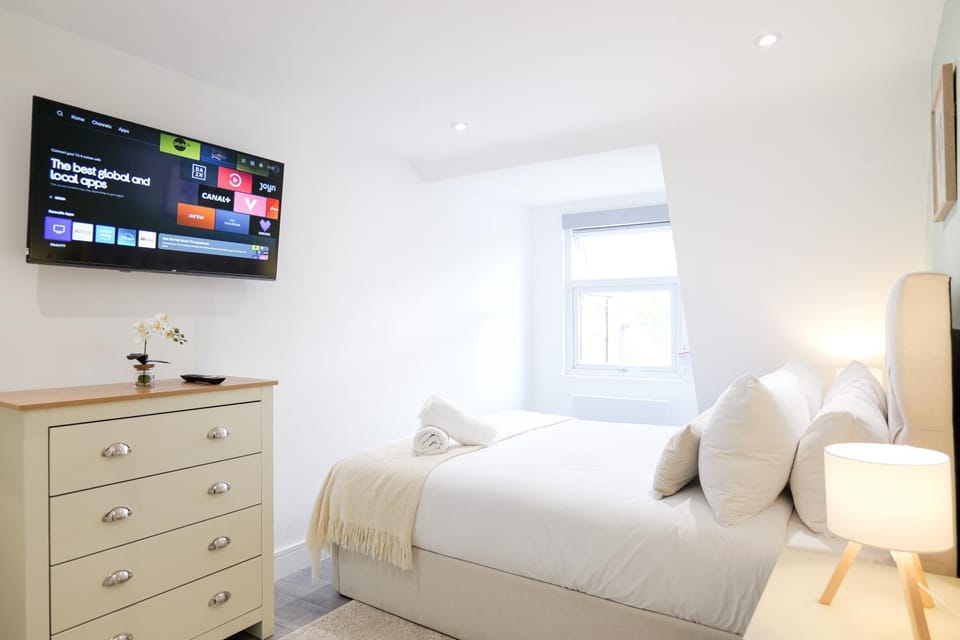 London Hammersmith Suites with Easy Access to Central London Apartment in London Borough of Richmond upon Thames