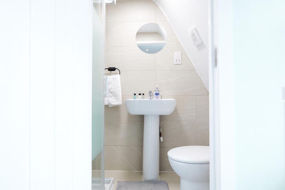 Shower, Toilet, towels