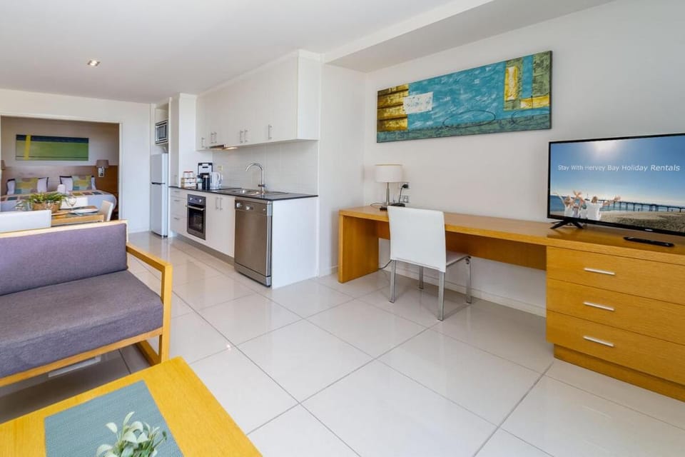 TV and multimedia, Kitchen or kitchenette, Living room, Seating area, Dining area, oven, stove